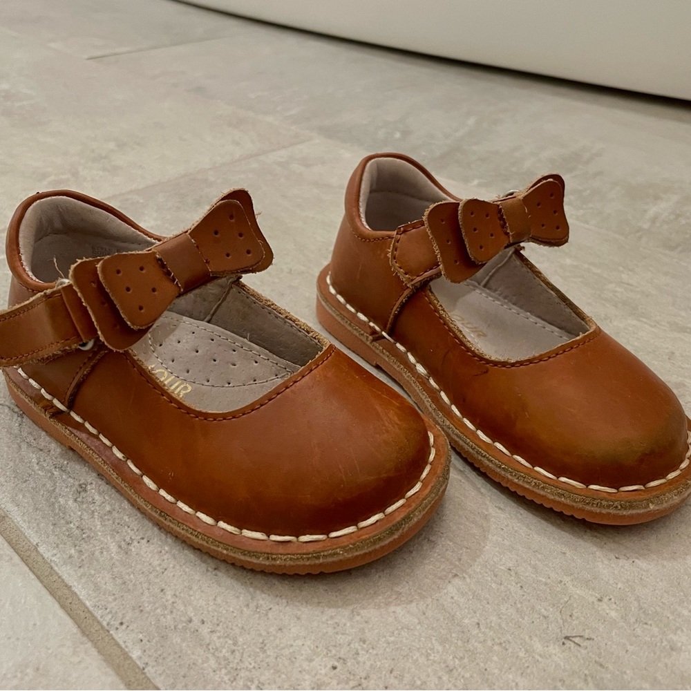 L’amour brown shoes; size 6; GUC